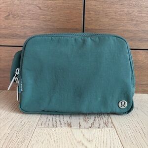 Lululemon Athletica crossbody sling belt bag fanny hip pack